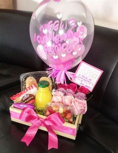 Hộp quà hoa hoặc bánh kẹo bóng bay